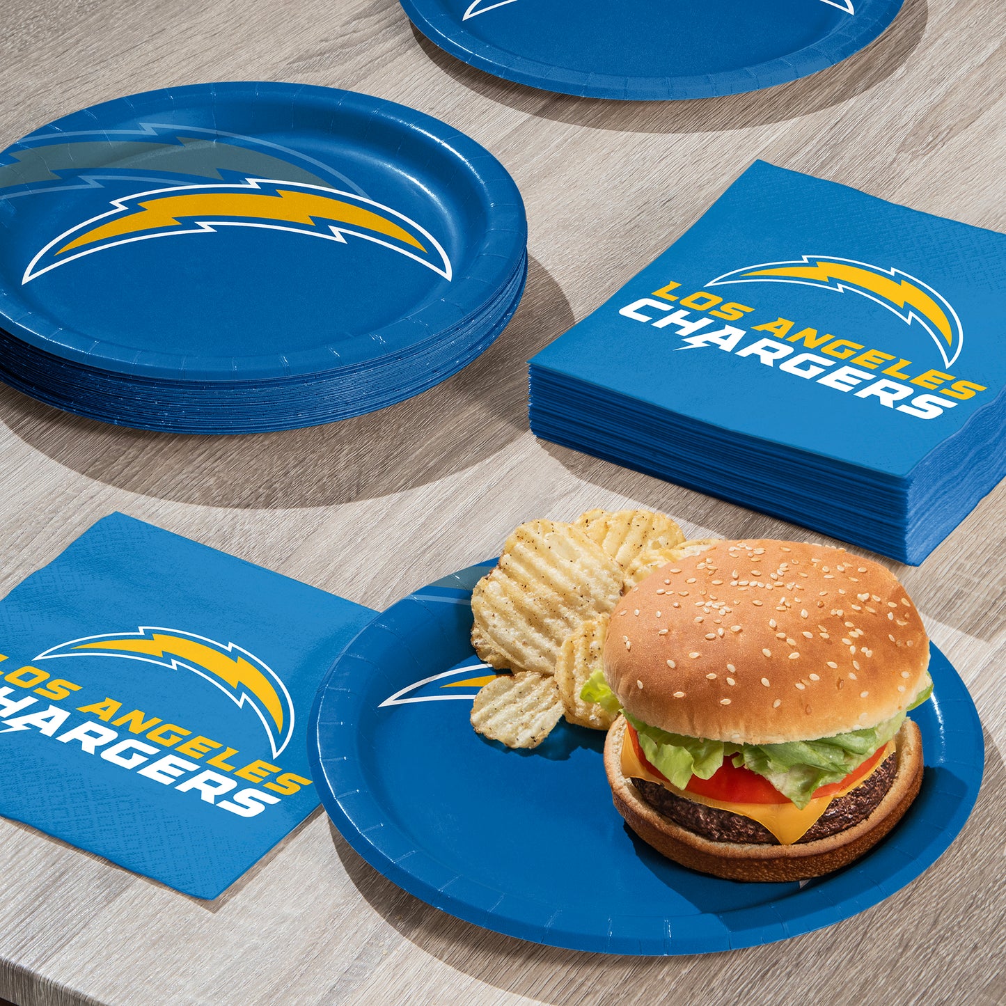 Los Angeles Chargers Dinner Plates 96 ct